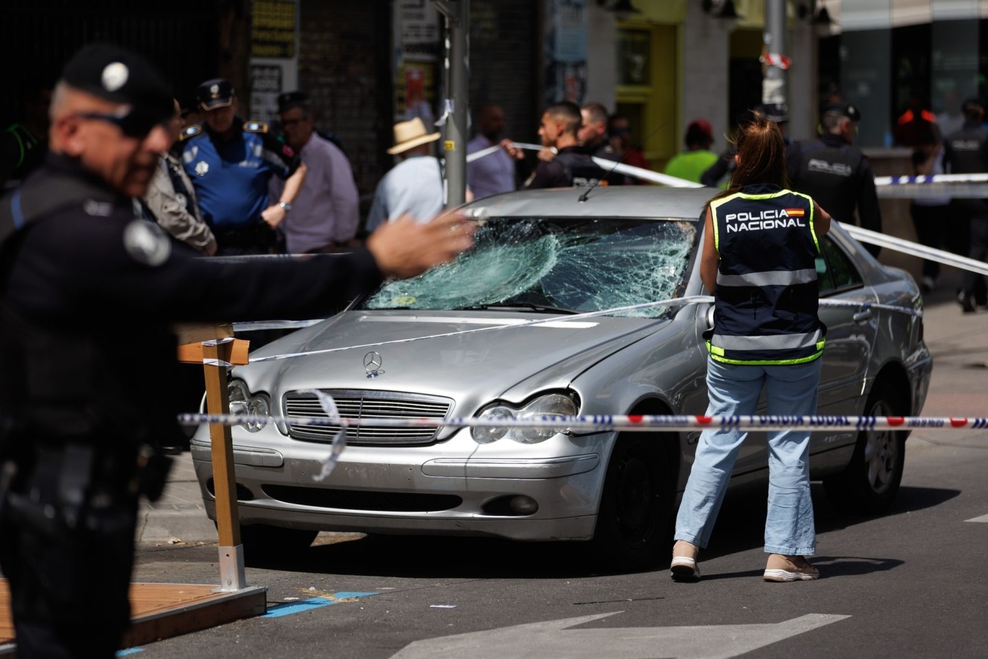 Polizisten im Paseo de Extremadura in Madrid im Einsatz, nachdem der Autofahrer zwei Passanten totgefahren hat.