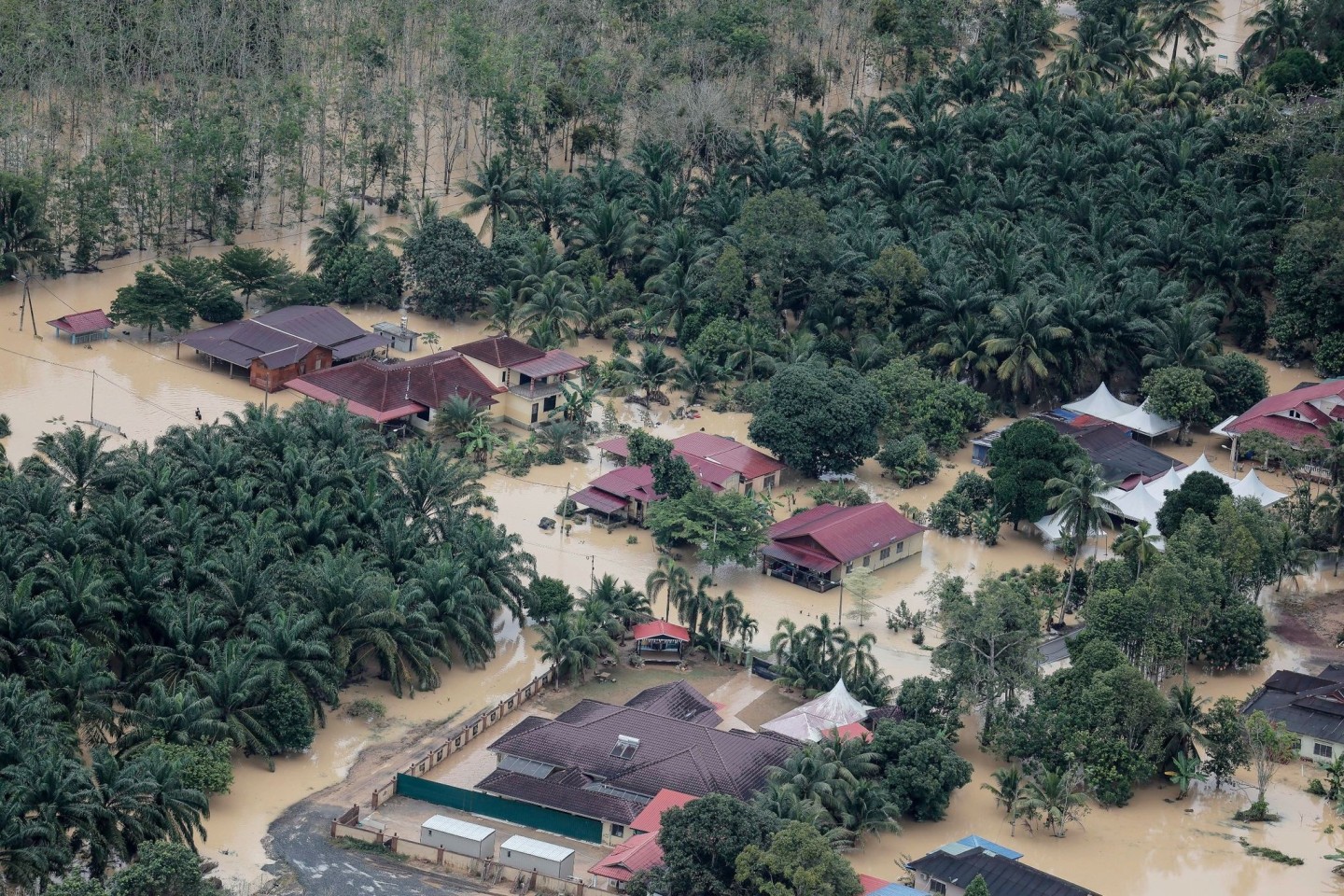 Ein überschwemmtes Gebiet, nach anhaltenden Regenfällen, im Gebiet Johor in Malaysia.