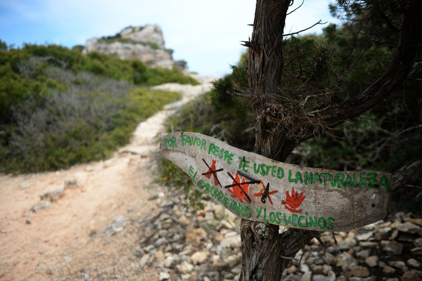 Ein Schild untersagt das Entzünden von Feuer, Lagerfeuer und Holzeinschlag bei Santanyi auf Mallorca (Symbolbild).