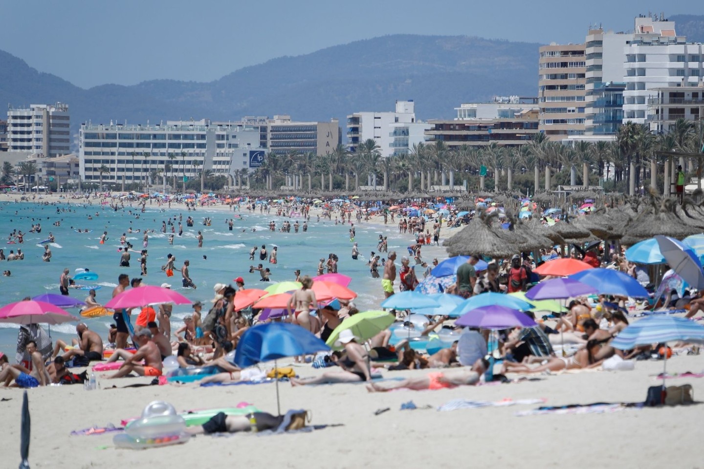 Touristen am Strand von Arenal. Corona-Reisebeschränkungen werden auf Mallorca deutlich gelockert oder fallen ganz.