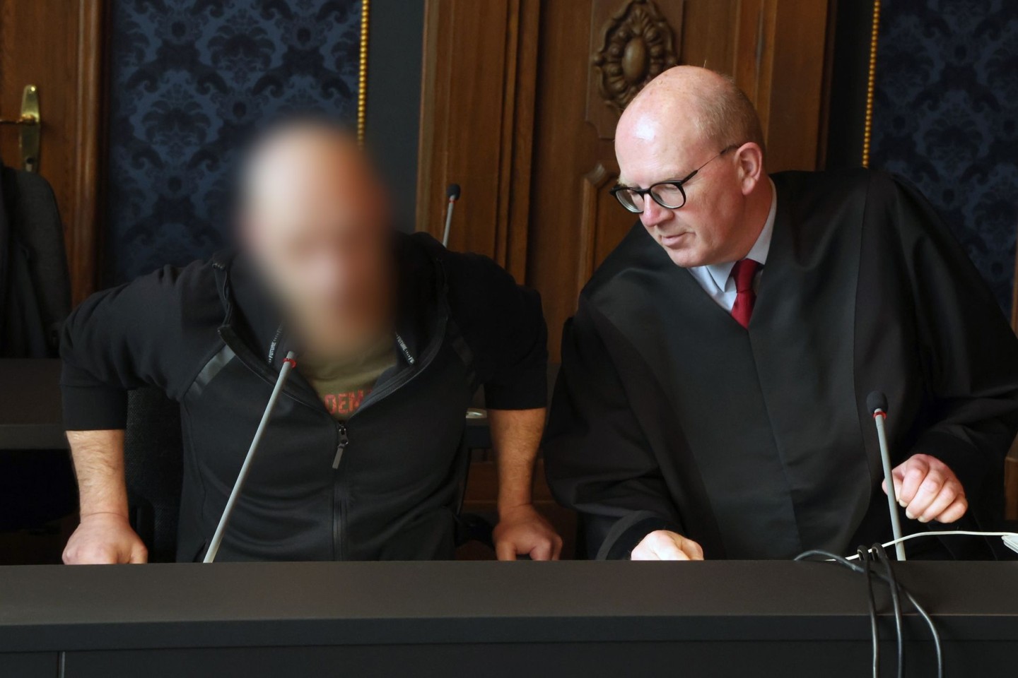 Der Angeklagte (l) im Totschlagprozess mit seinem Anwalt im Landgericht Schwerin.