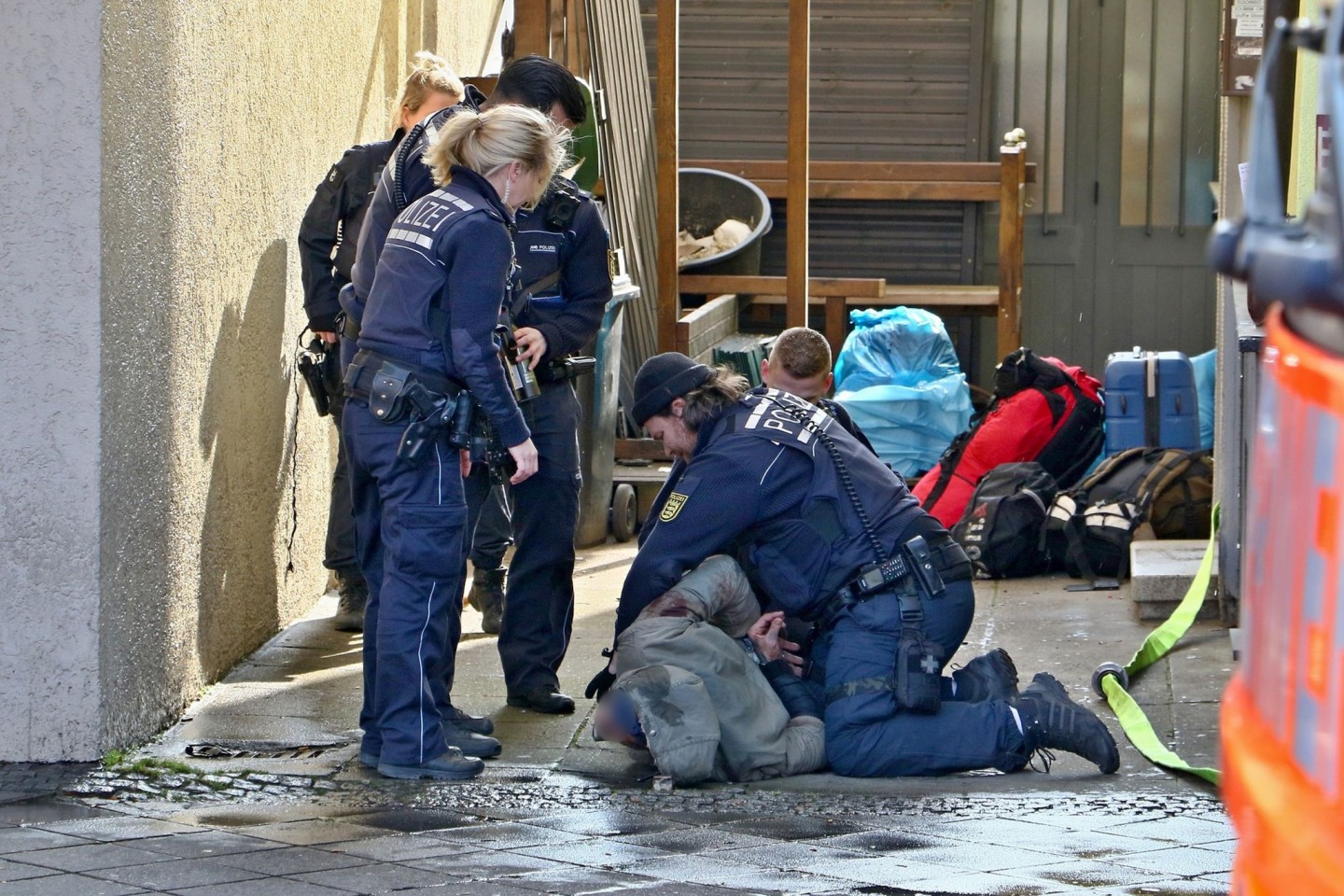 Festnahme eines bewaffneten Mannes nach dem Wohnungsbrand in Stuttgart am Dienstag.