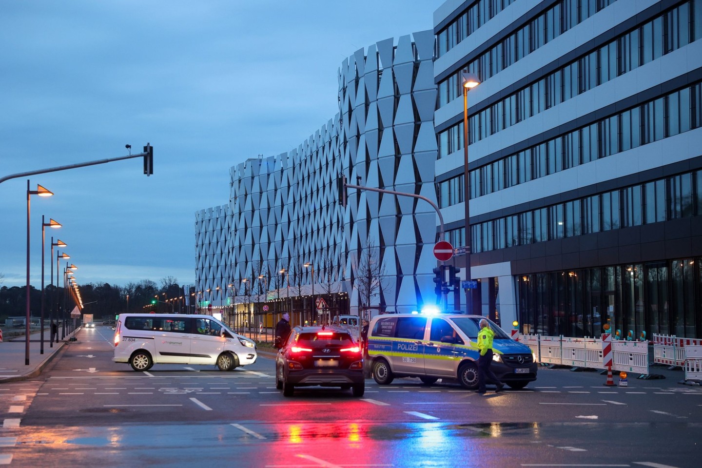 Abgesperrt ist die Zufahrt zum Parkhaus am Frankfurter Flughafen, nachdem dort zwei Tote gefunden wurden.