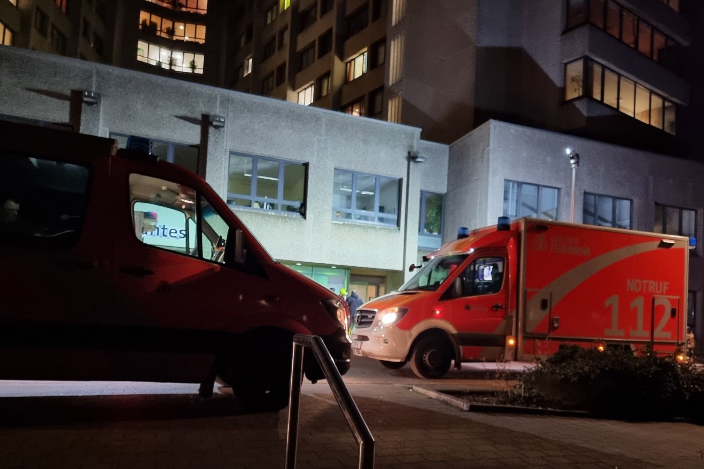 Feuerwehrleute sind am Klinikum am Urban in Berlin-Kreuzberg im Einsatz.