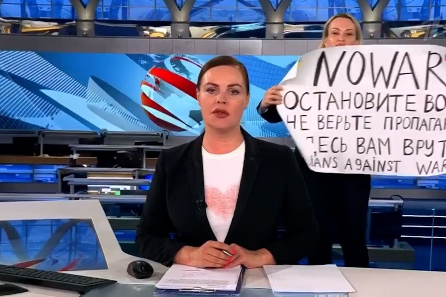 Die Protestaktion von Marina Owssjannikowa (hinten) löste eine Welle der Anerkennung aus.