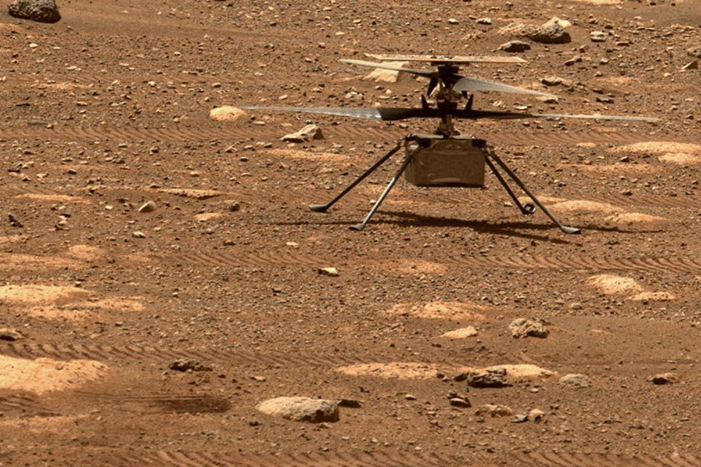 Der Mars-Hubschrauber «Ingenuity» muss seine Rotorblätter künftig noch schneller drehen - die Luft wird dünner.