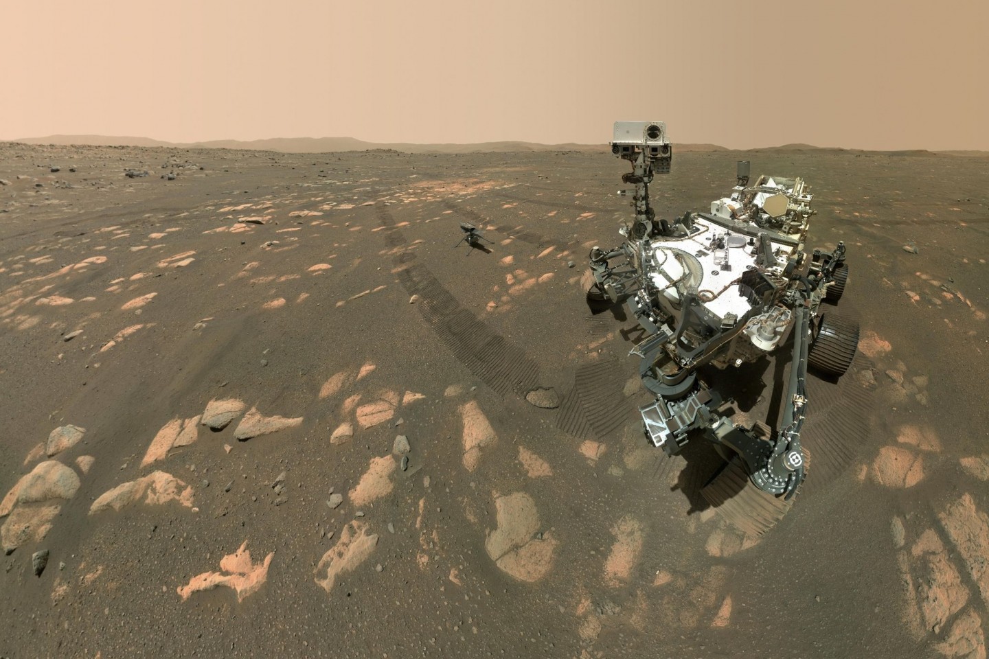 Der Rover «Perseverance» bereitet sich auf die Entnahme einer Probe von Mars-Gestein vor.