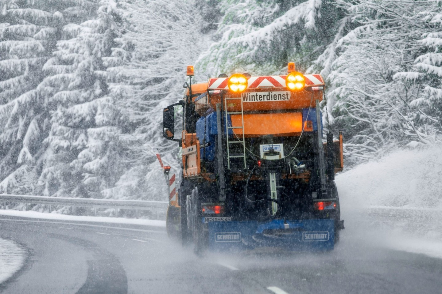 Ein Fahrzeug des Winterdiensts ist im dichtem Schneetreiben unterwegs (Archivbild). In den kommenden Tagen muss bis in tiefere Lagen mit Schneeschauern und Schneeregen gerechnet werden.