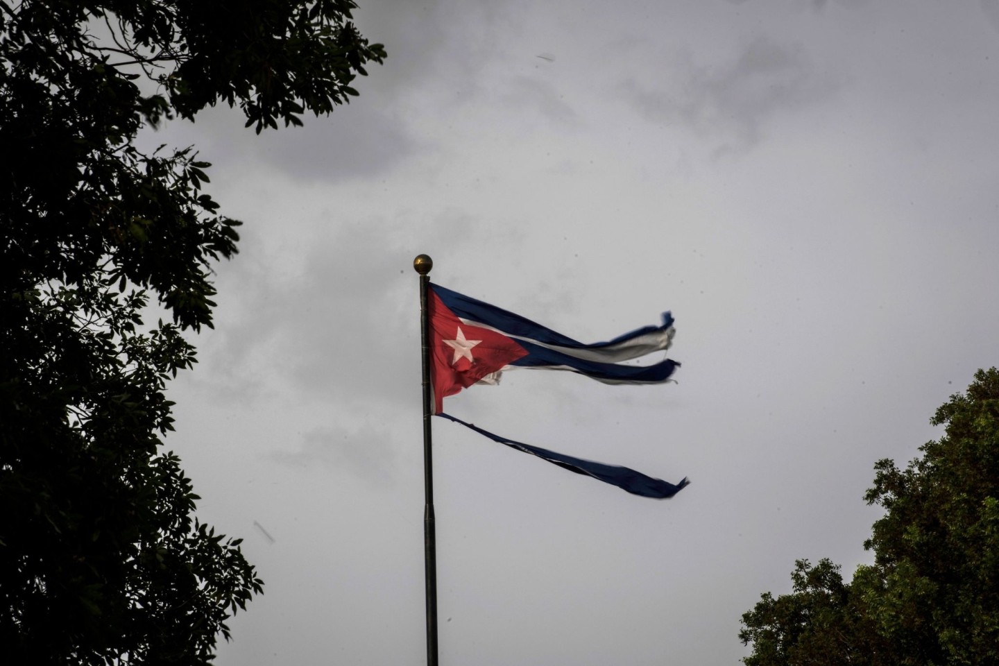 Eine kubanische Flagge, von «Ian» zerfetzt: Nach dem verheerenden Hurrikan haben viele Menschen in Kuba weiter keinen Strom.