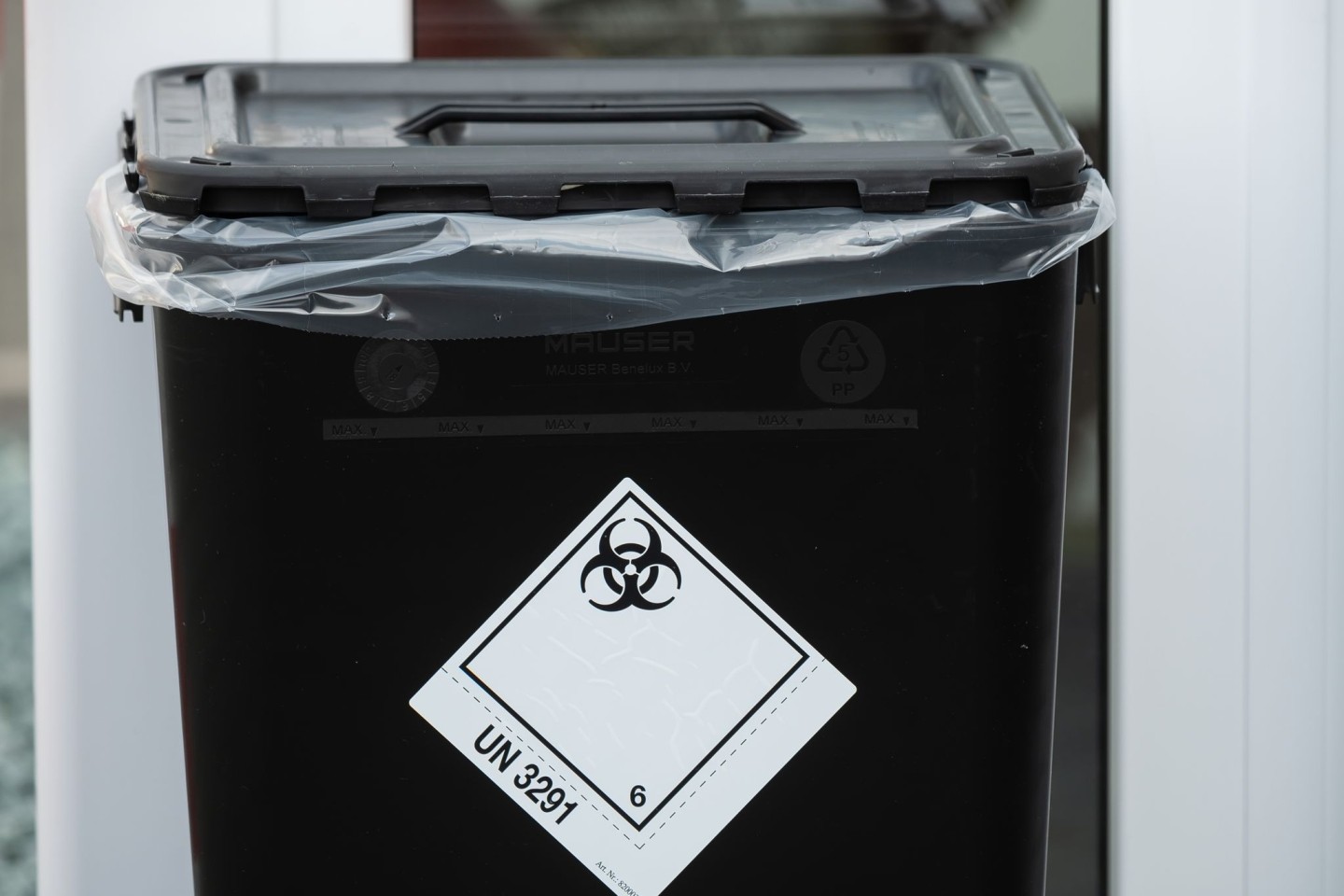 Ein Mülleimer für benutzte Schutzkleidung steht vor dem Medizinischen Versorgungszentrum in Groß-Gerau.