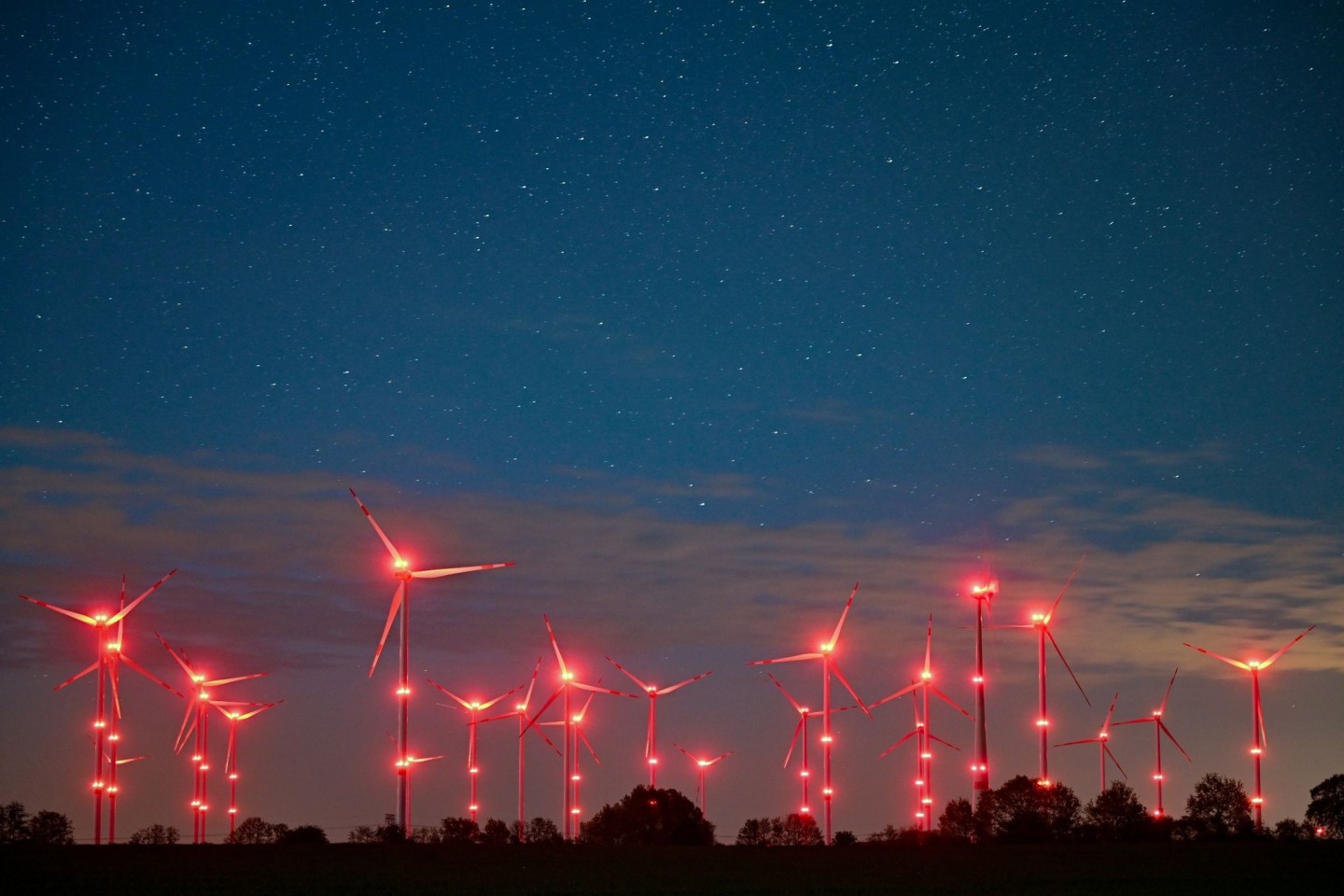 Die roten Positionslichter an Windenergieanlagen erhellen den Nachthimmel und die Landschaft. Lichtverschmutzung nimmt viel stärker zu als bisher erwartet.