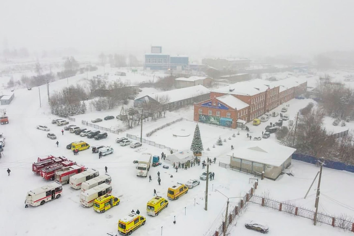 Krankenwagen und Feuerwehrfahrzeuge stehen in der Nähe des Kohlebergwerks «Listwjaschnaja» außerhalb der sibirischen Stadt Kemerowo, etwa 3.000 Kilometer östlich von Moskau.