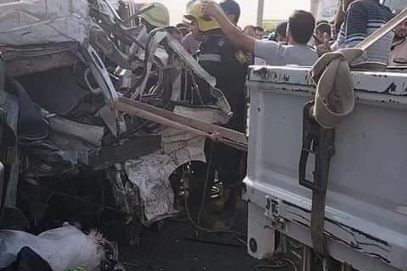 Rettungskfräfte an der Unfallstelle am Stadtrand von Kairo.