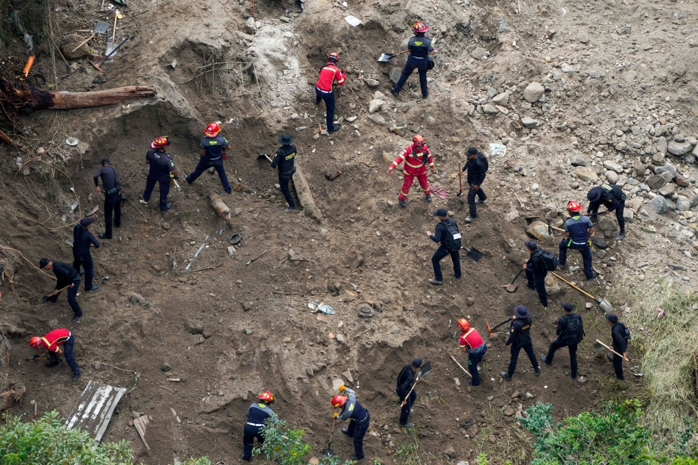 Polizisten und Feuerwehrleute suchen nach Überlebenden in Guatemala-Stadt.