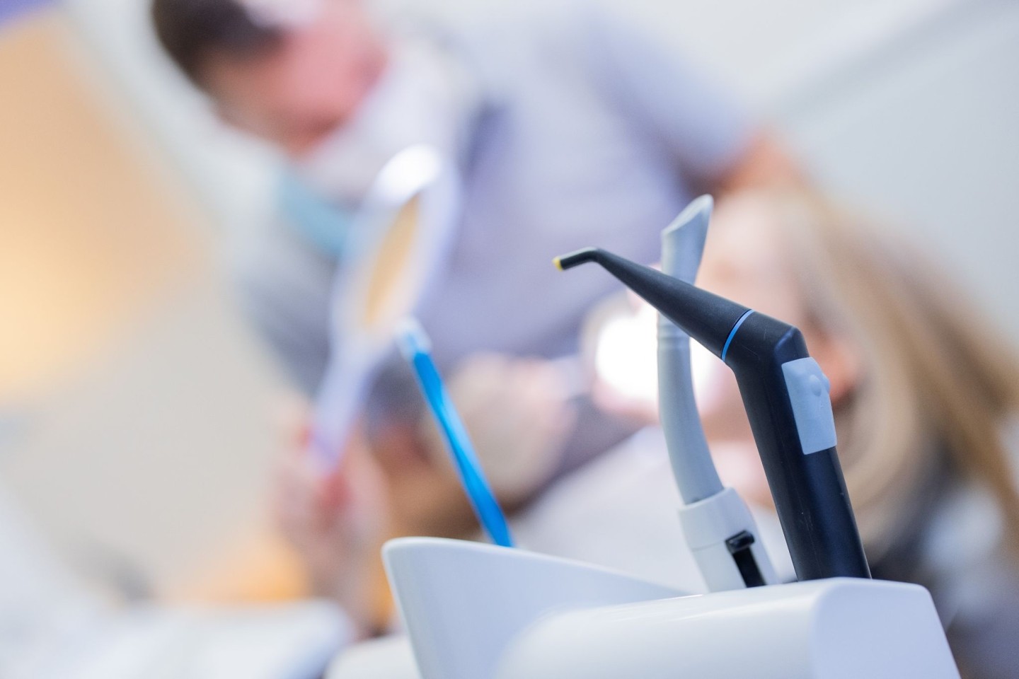 Ein Zahnarzt versorgt eine Patientin in einer Praxis.