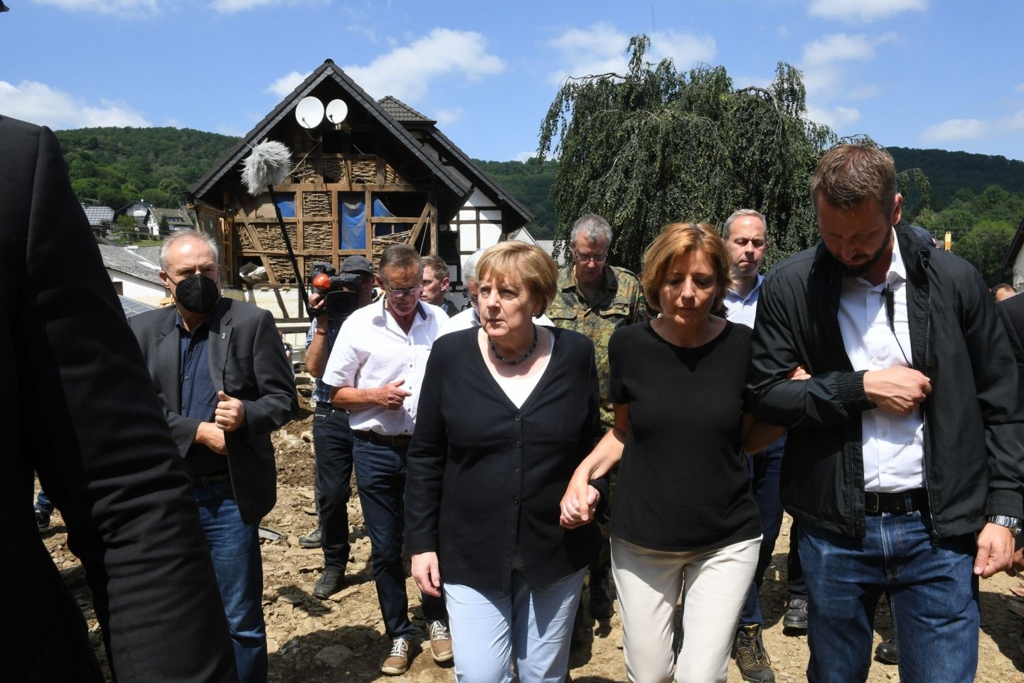Kanzlerin im Katastrophengebiet: Begleitet von Rheinland-Pfalz' Ministerpräsidentin Malu Dreyer hat Angela Merkel den Hochwasser-Hotspot Schuld besucht.