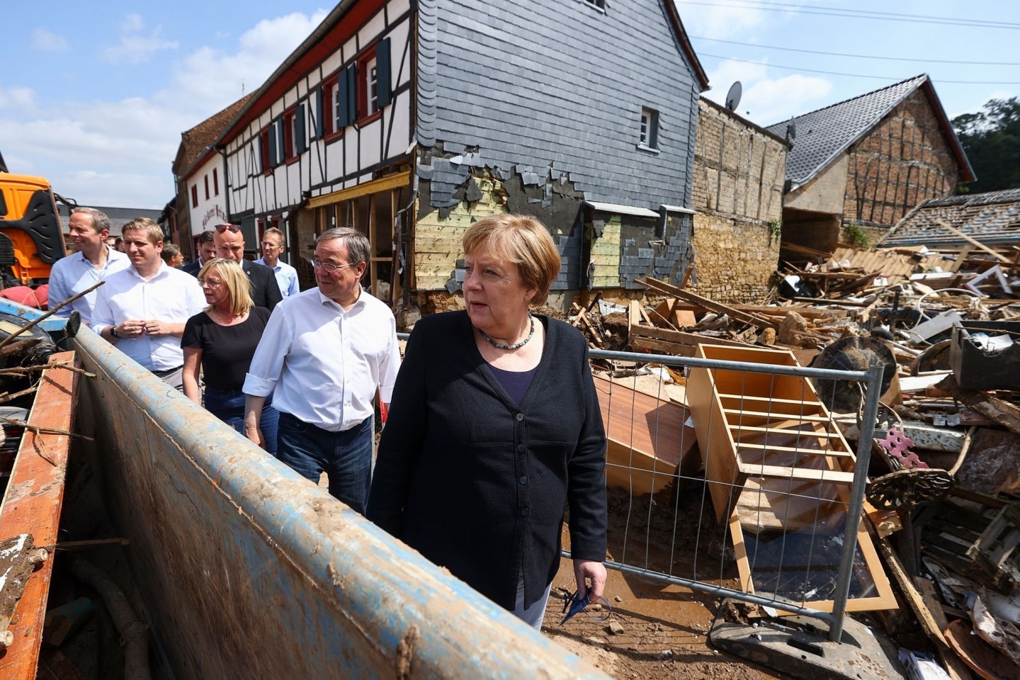 Bundeskanzlerin Angela Merkel und NRW- Ministerpräsident Armin Laschet (2.v.r), im vom Hochwasser betroffenen Stadtteil Iversheim.