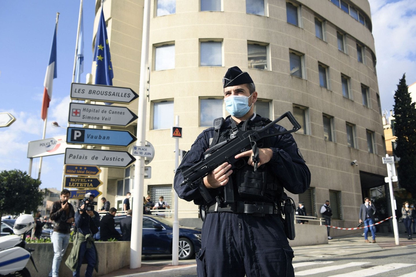 Ein bewaffneter Polizist in Cannes.