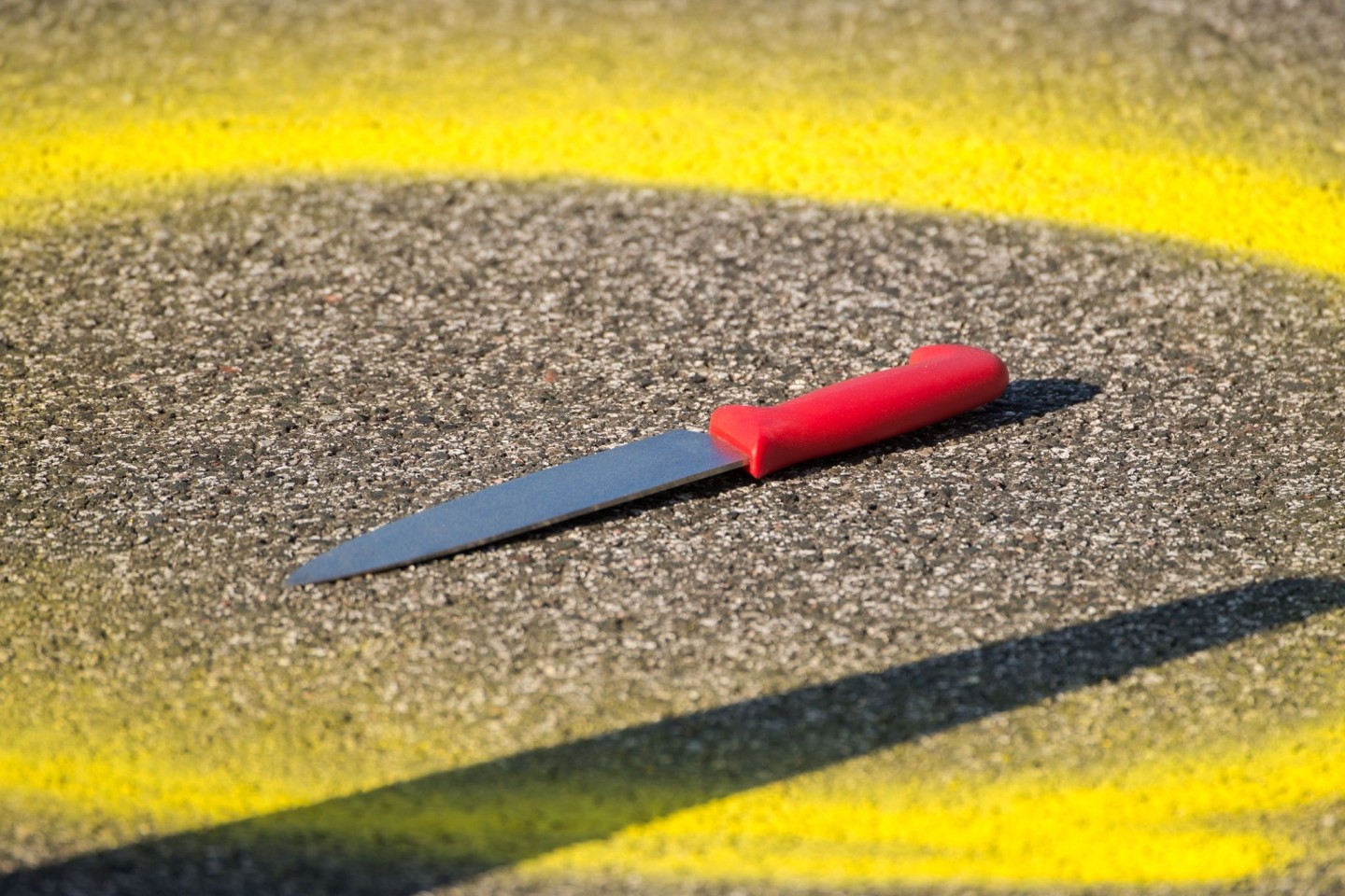 Ein Messer liegt an einem Tatort auf dem Boden. In Halle hat ein 60 Jahre alter Mann mit einem Messer offenbar ein siebejähriges Kind verletzt.