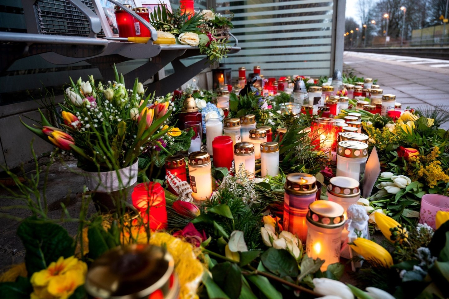 Bei einer Messerattacke in einem Regionalzug von Kiel nach Hamburg wurden am 25.01.2023 in Brokstedt zwei junge Menschen getötet und fünf verletzt.