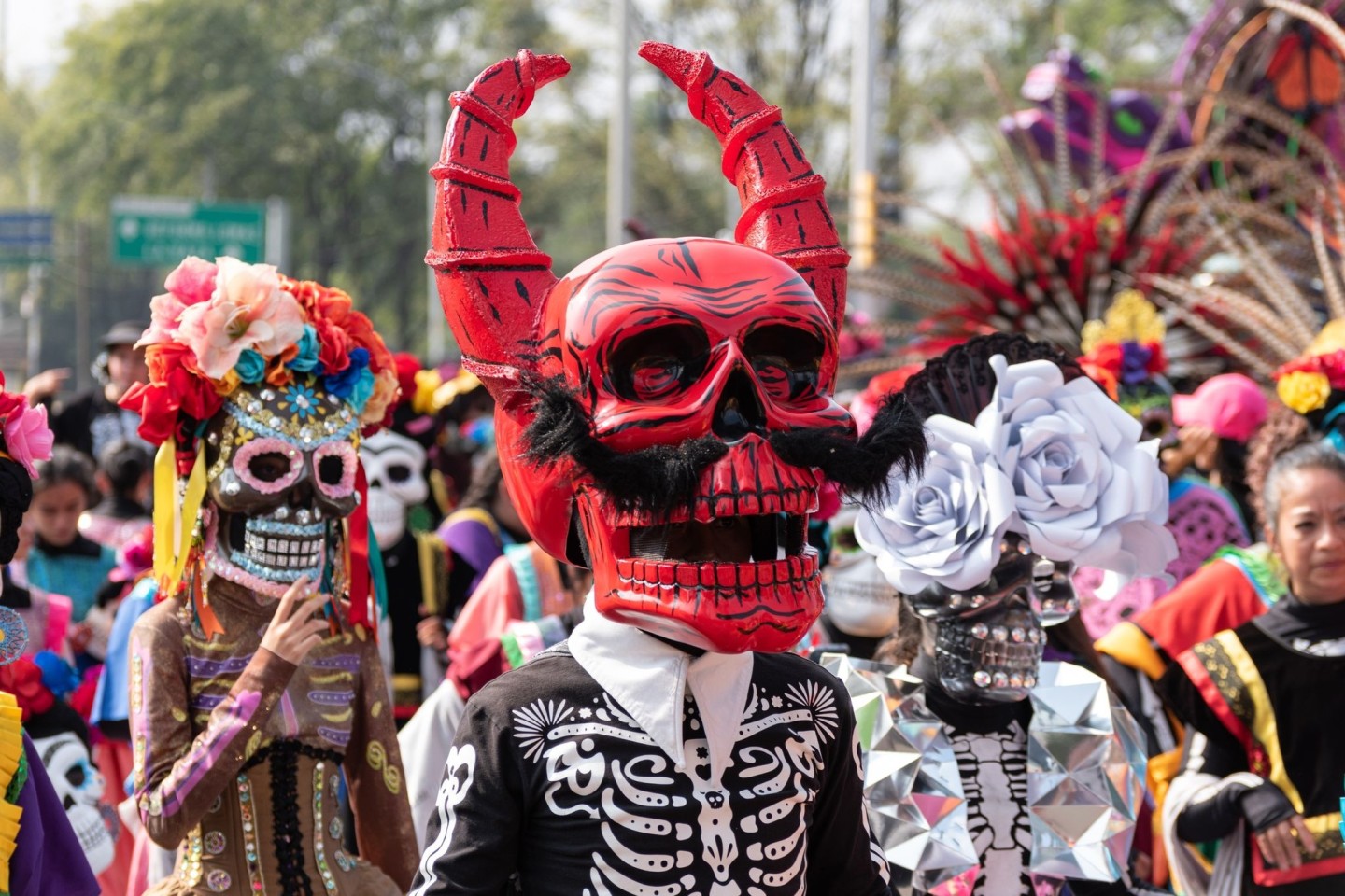 Bemalte und verzierte Pappfiguren bei der Parade zum Tag der Toten in Mexiko-Stadt.