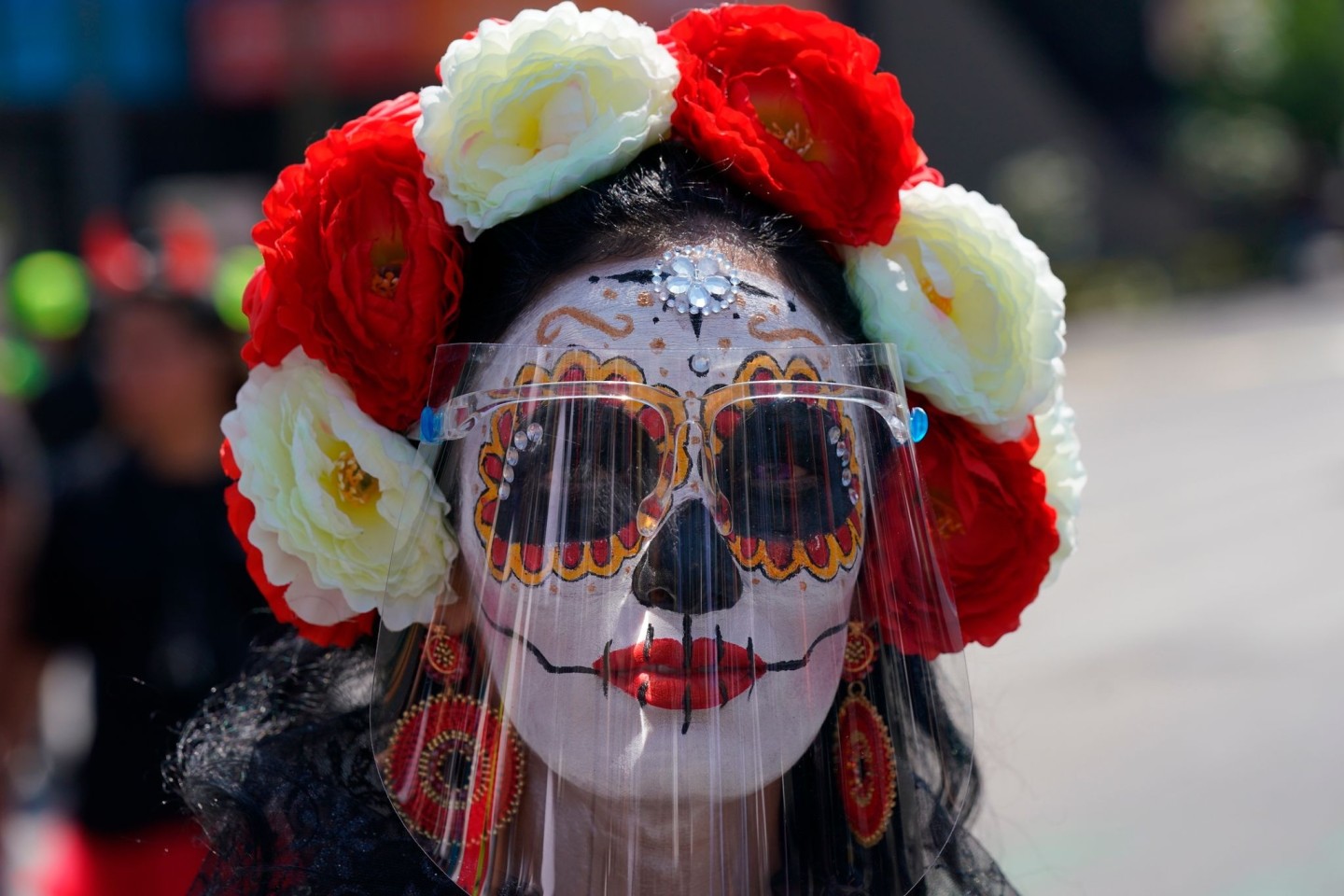 Eine als «Catrina» verkleidete Frau trägt während der Feierlichkeiten zum Tag der Toten ein Gesichtsschild. Der Día de Muertos in Mexiko ehrt verstorbene Angehörige.