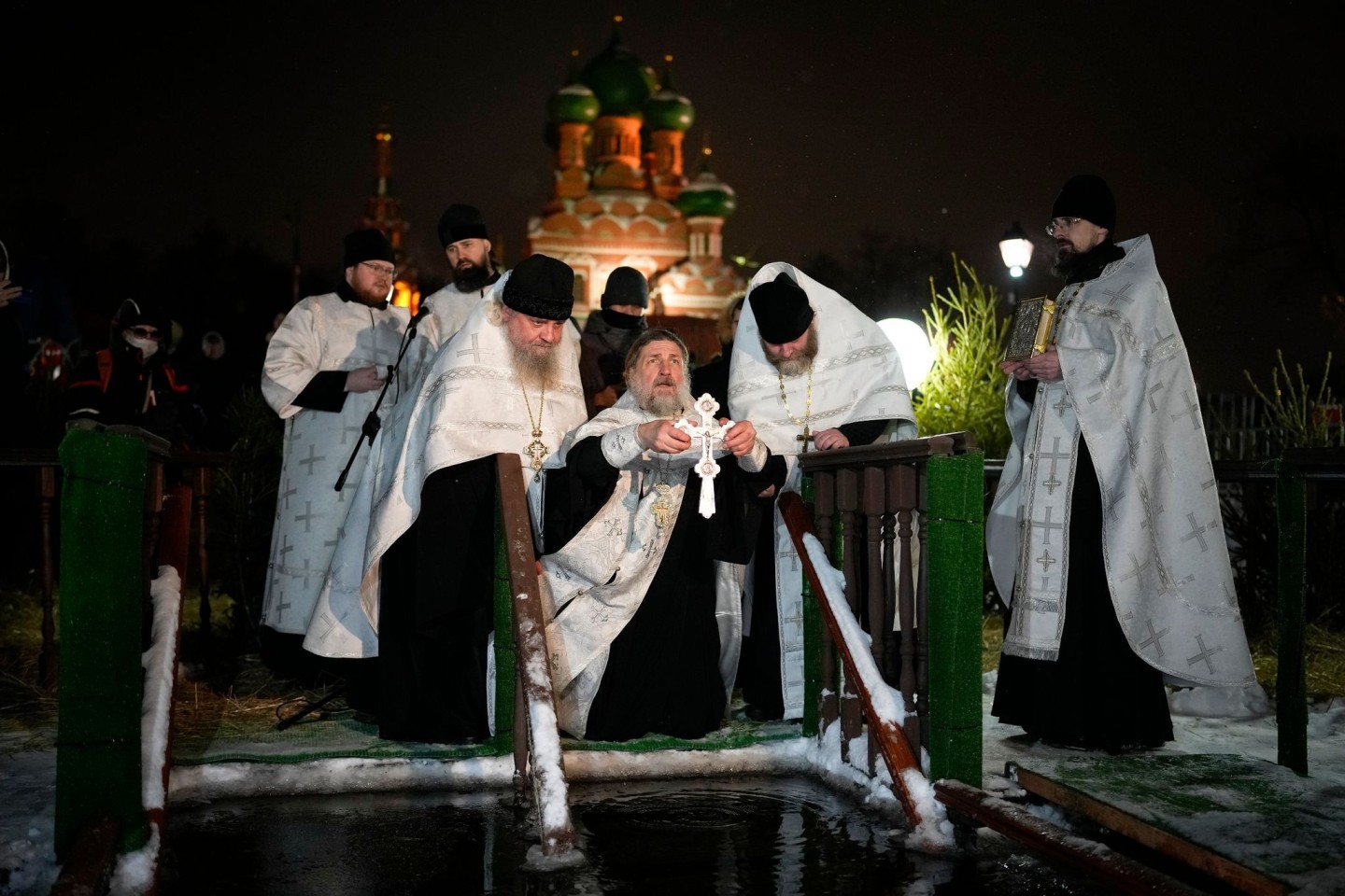 Ein russisch-orthodoxer Priester segnet am Dreikönigstag das eiskalte Wasser in der Kirche der Heiligen Dreifaltigkeit in Moskau.