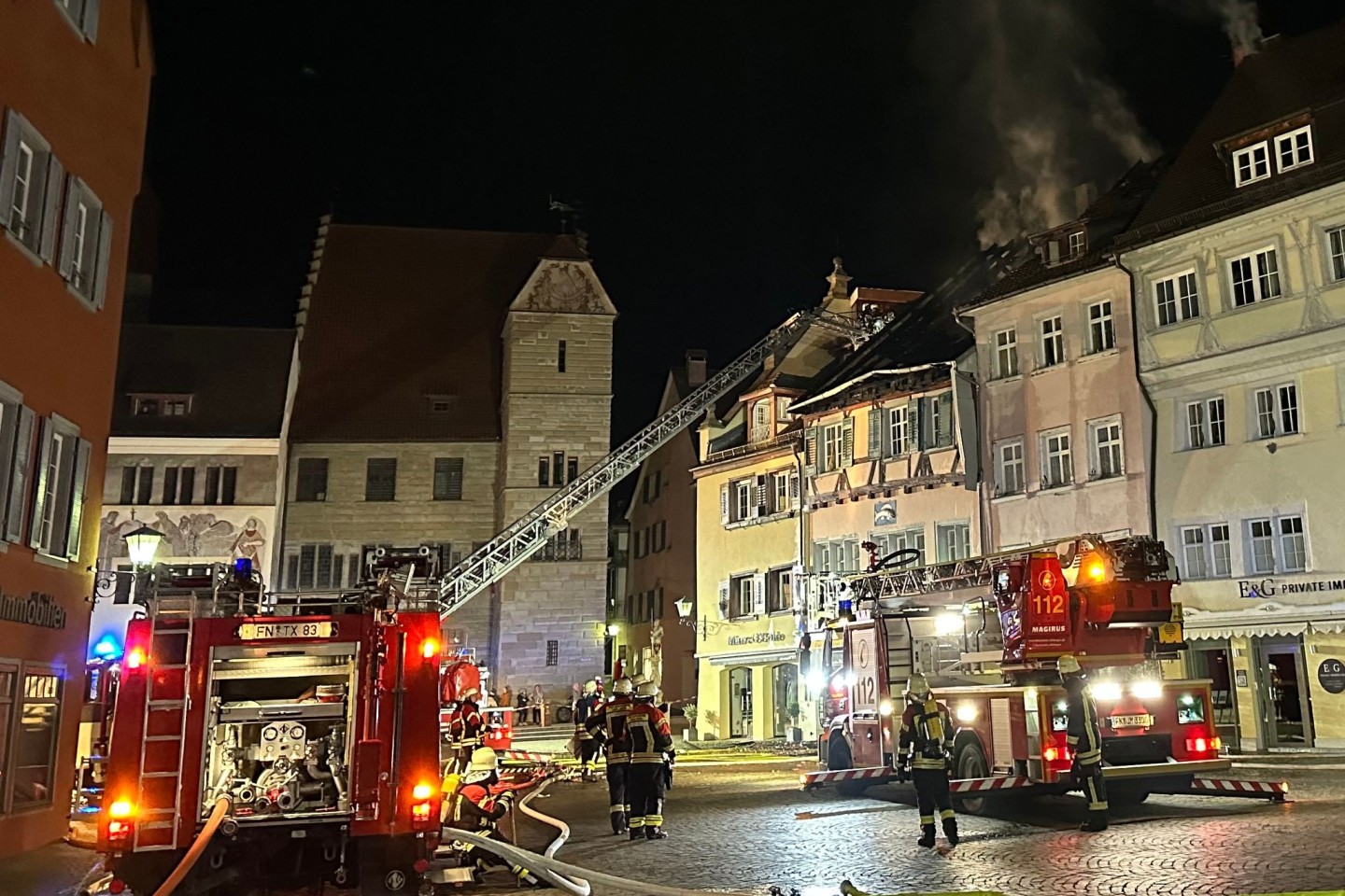 Feuerwehrleute löschen den Brand in dem Dachstuhl eines Hauses in der Überlinger Altstadt.