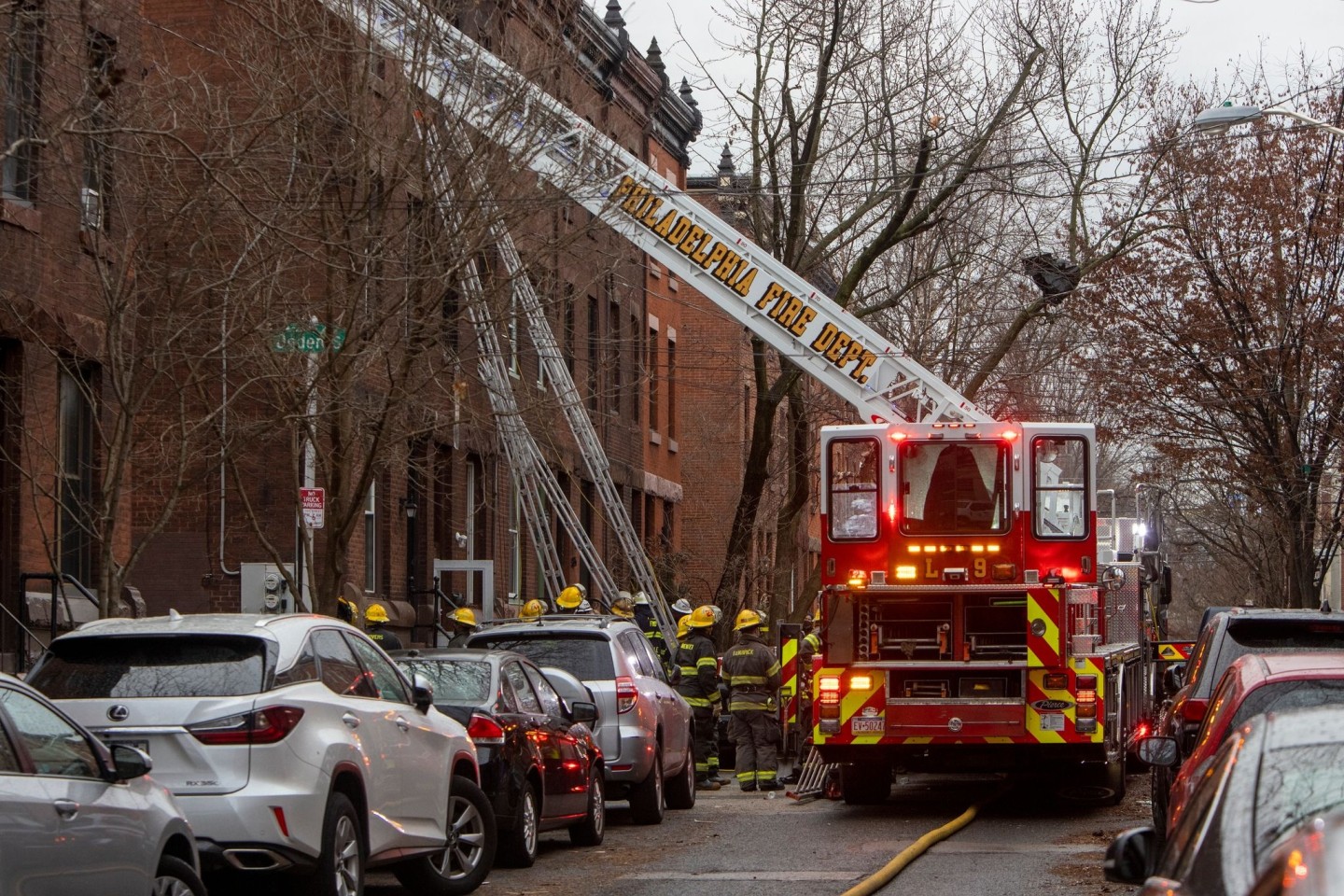 Die Feuerwehr von Philadelphia am Schauplatz des tödlichen Reihenhausbrandes.
