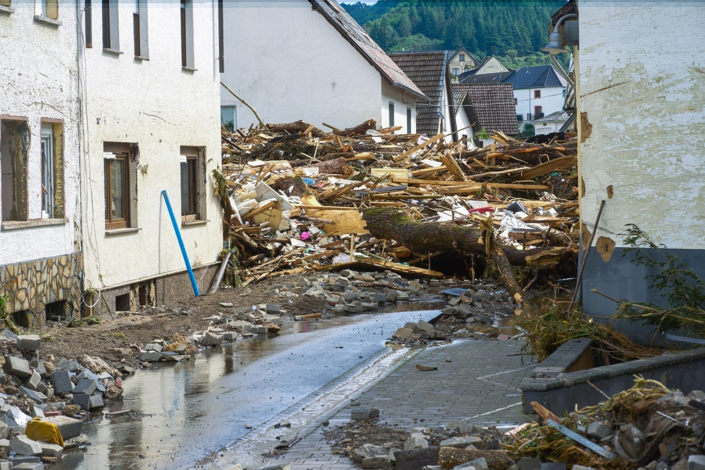 Aufgetürmt liegen Trümmer in dem besonders stark von dem Hochwasser betroffenen Ort Schuld.
