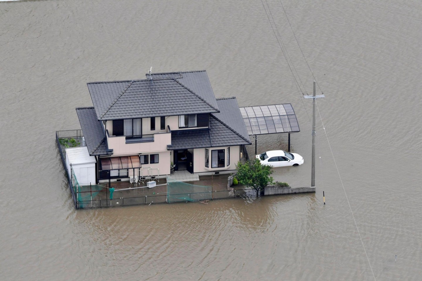 Ein vom Hochwasser umschlossenes Haus in Toyokawa.