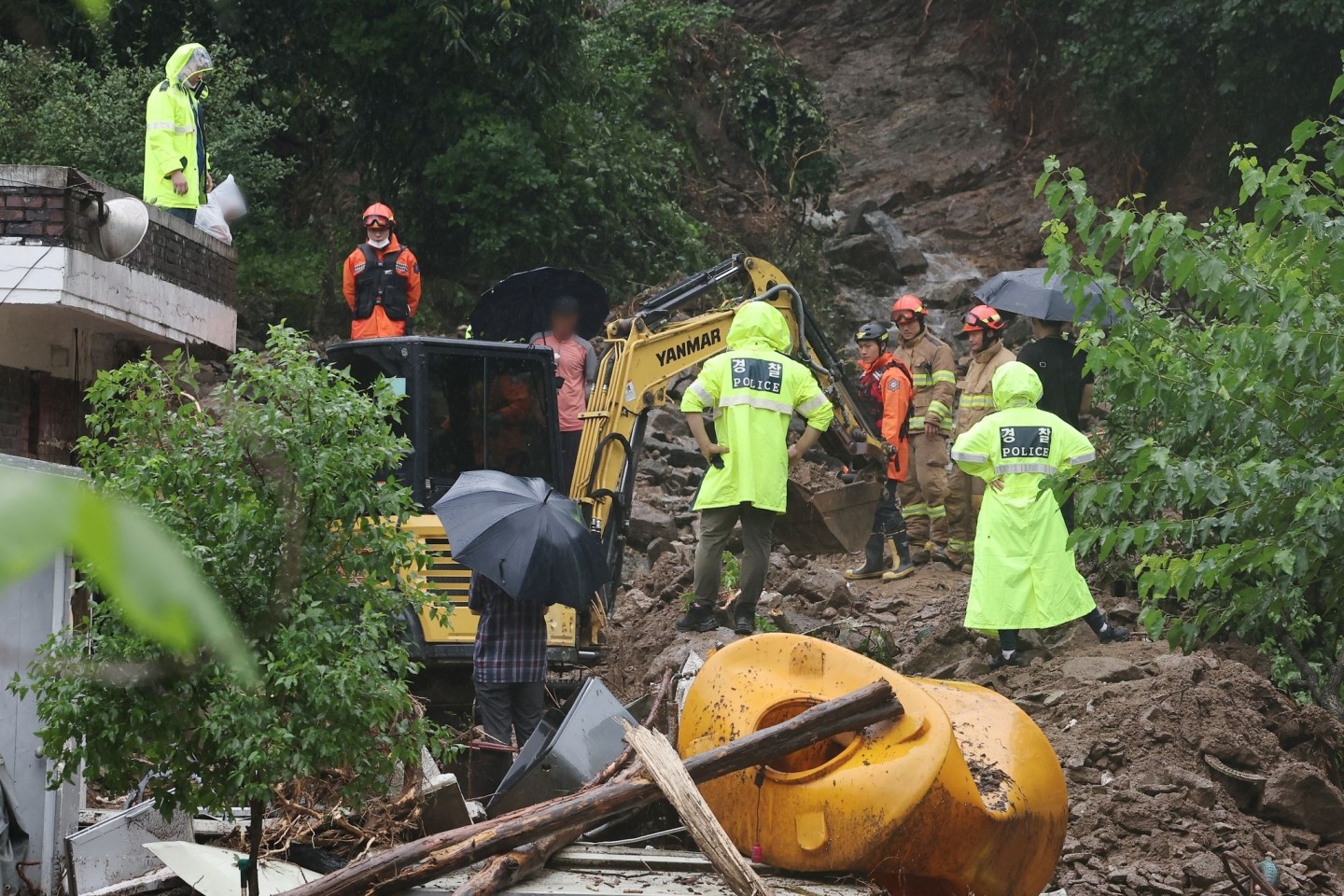 Rettungskräfte suchen in Gwangju nach zwei Menschen, die nach sintflutartigen Regenfällen vermisst werden.