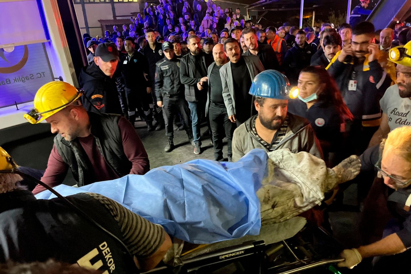 Bergleute bergen eine Leiche nach der Explosion in dem Bergwerk im türkischen Bartin.