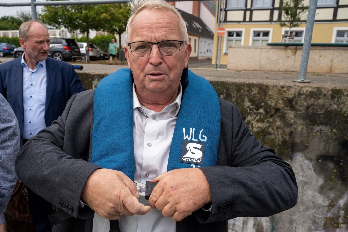Till Backhaus (SPD), Landesumweltminister von Mecklenburg-Vorpommern, steht mit einer Rettungsweste im Hafen von Ueckermünde am Stettiner Haff.