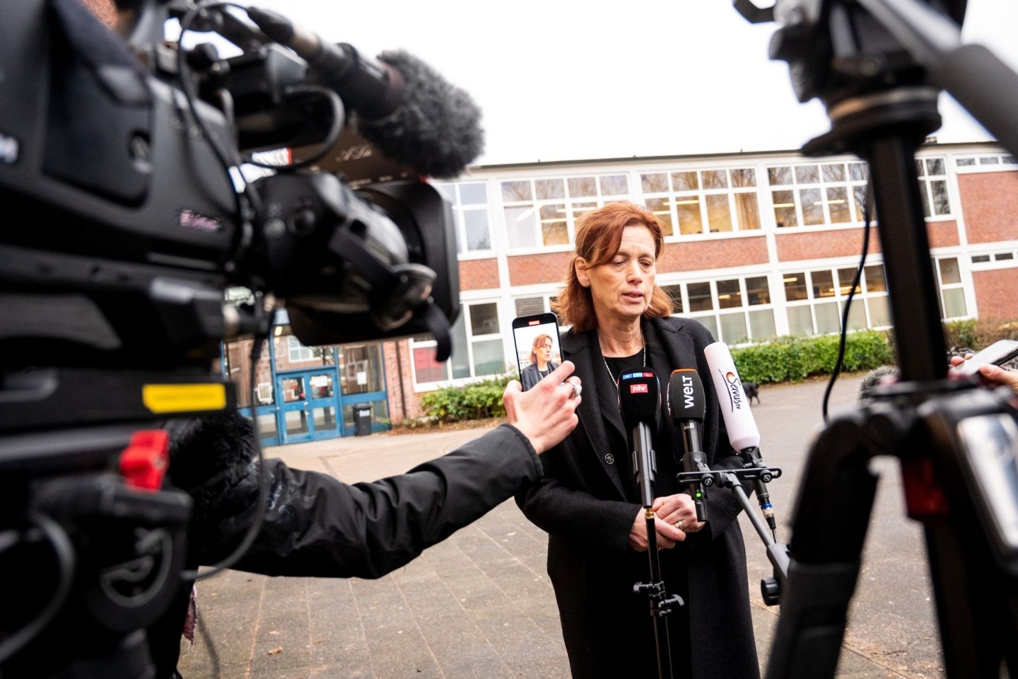 Schleswig-Holsteins Bildungsministerin Karin Prien besucht die Schule in Neumünster, auf die die Opfer des Messerangriffs gingen.