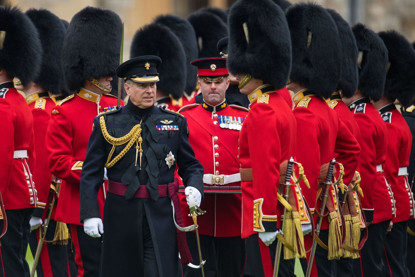 Prinz Andrew (M), Herzog von York, mit Regimentsmitgliedern der Grenadier Guards im Windsor Castle (2019).