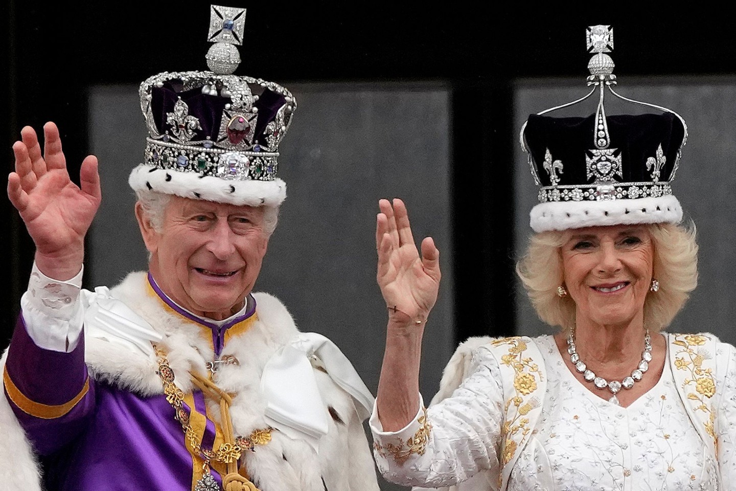 Großbritanniens König Charles III. und Königin Camilla winken der Menge vom Balkon des Buckingham Palace zu.
