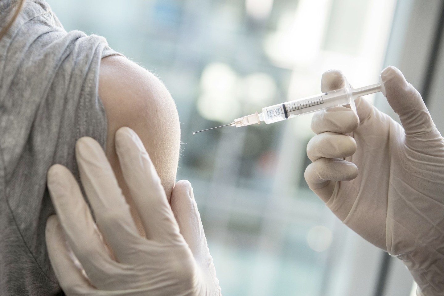 Eine Frau lässt sich gegen Hepatitis-B impfen.