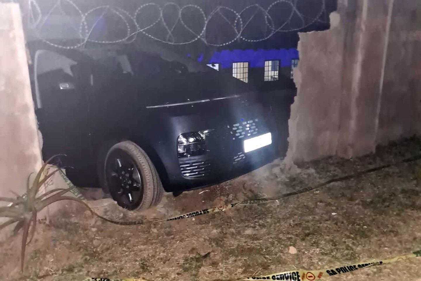 Das Auto, in dem die Touristen saßen, hat nach den Schüssen nahe dem Numbi-Eingang zum Kruger-Nationalpark im Oktober 2022 eine Mauer durchbrochen.