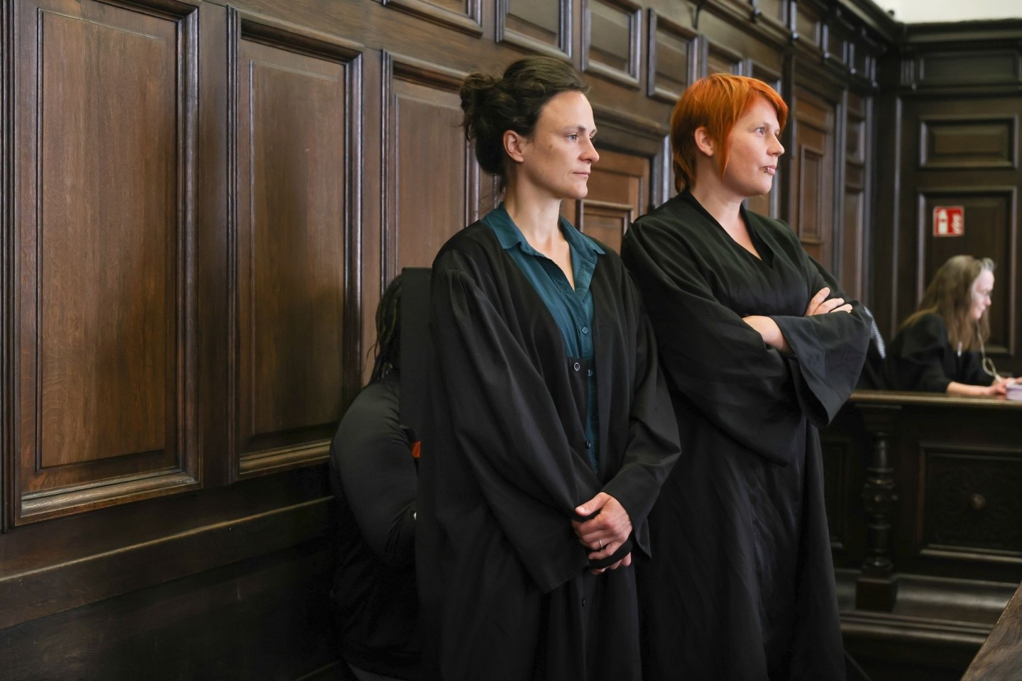 Beim Auftakt zum Mordprozess gegen eine 38-Jährige verdecken deren Rechtsanwältinnen die Angeklagte im Gerichtssaal in Hamburg.