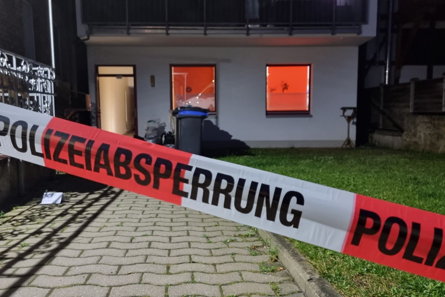 Blick auf die Rückseite des Hauses in Obernkirchen, in dem eine 75-jährige Frau am Montag tot aufgefunden wurde.