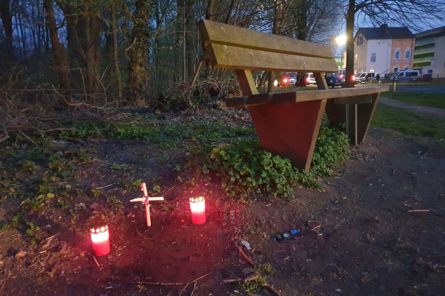An der Stelle, an der der tote Säugling gefunden wurde, stehen ein Kreuz und Kerzen.