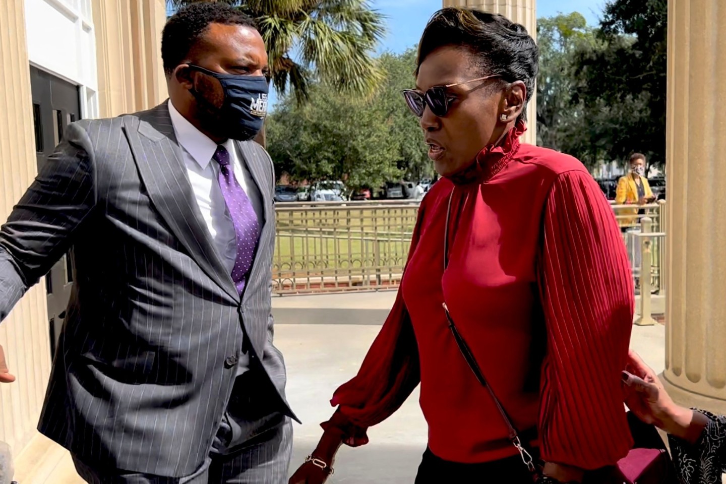 Wanda Cooper-Jones, die Mutter von Ahmaud Arbery, mit ihrem Anwalt Lee Meritt. Mehr als eineinhalb Jahre nach dem gewaltsamen Tod des schwarzen Joggers im US-Bundesstaat Georgia hat der Mord...