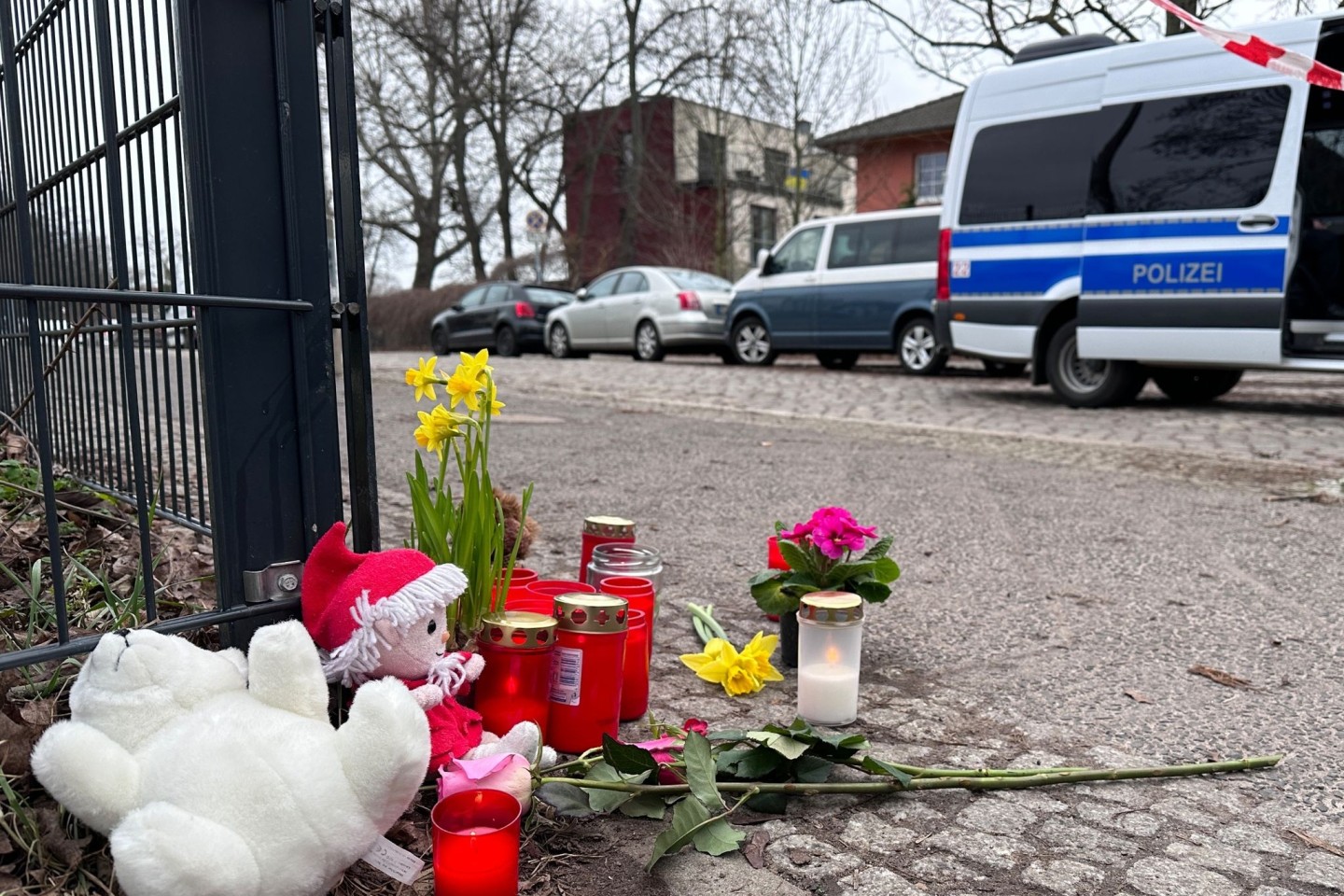 Kerzen und Blumen stehen unweit der Stelle, an der das verletzte Mädchen gefunden wurde. Trotz Reanimation verstarb es.
