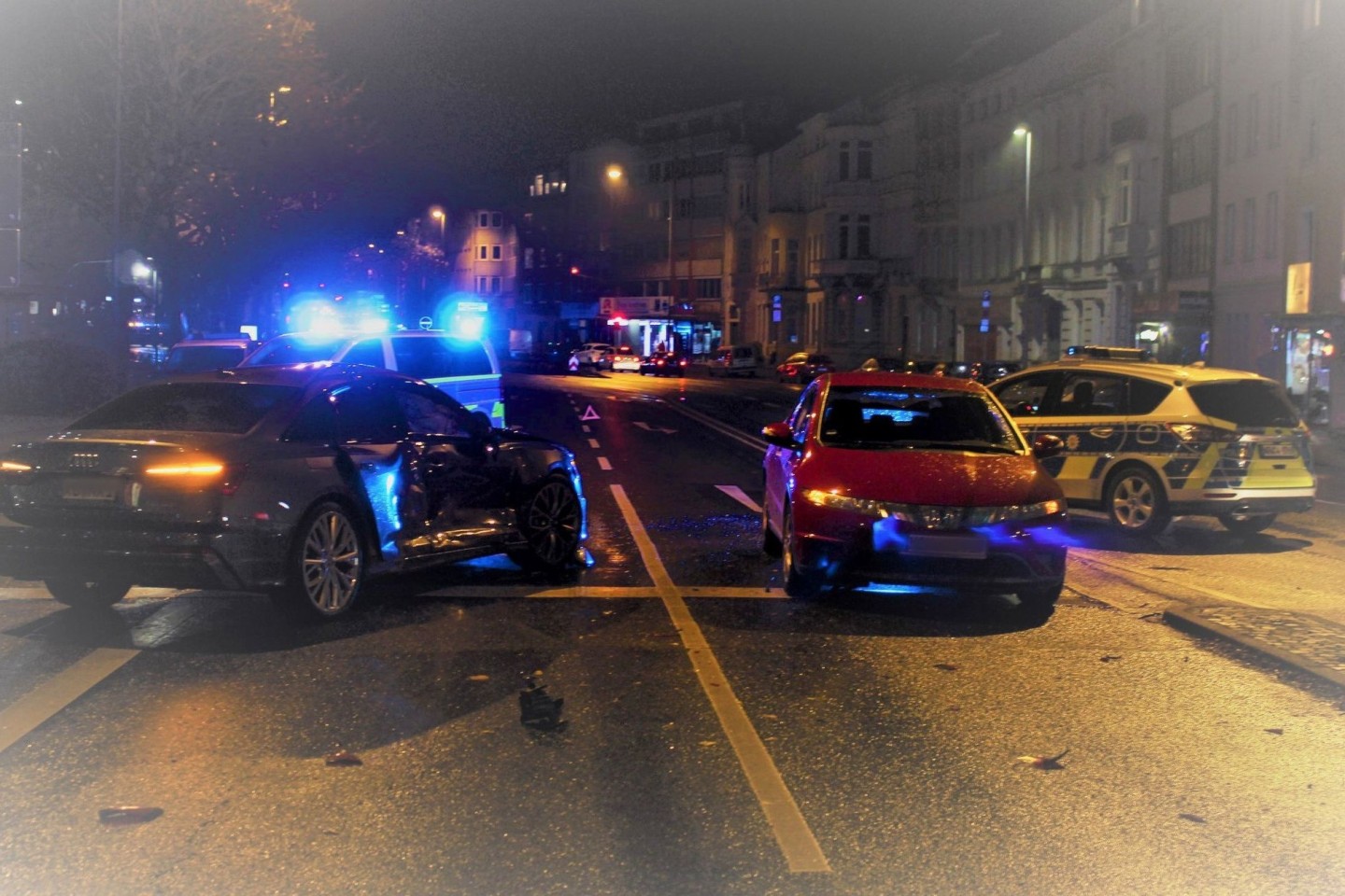 Bei einem mutmaßlichen Rennen hat ein Autofahrer in Aachen einen Zusammenstoß verursacht, bei dem vier Menschen verletzt wurden.