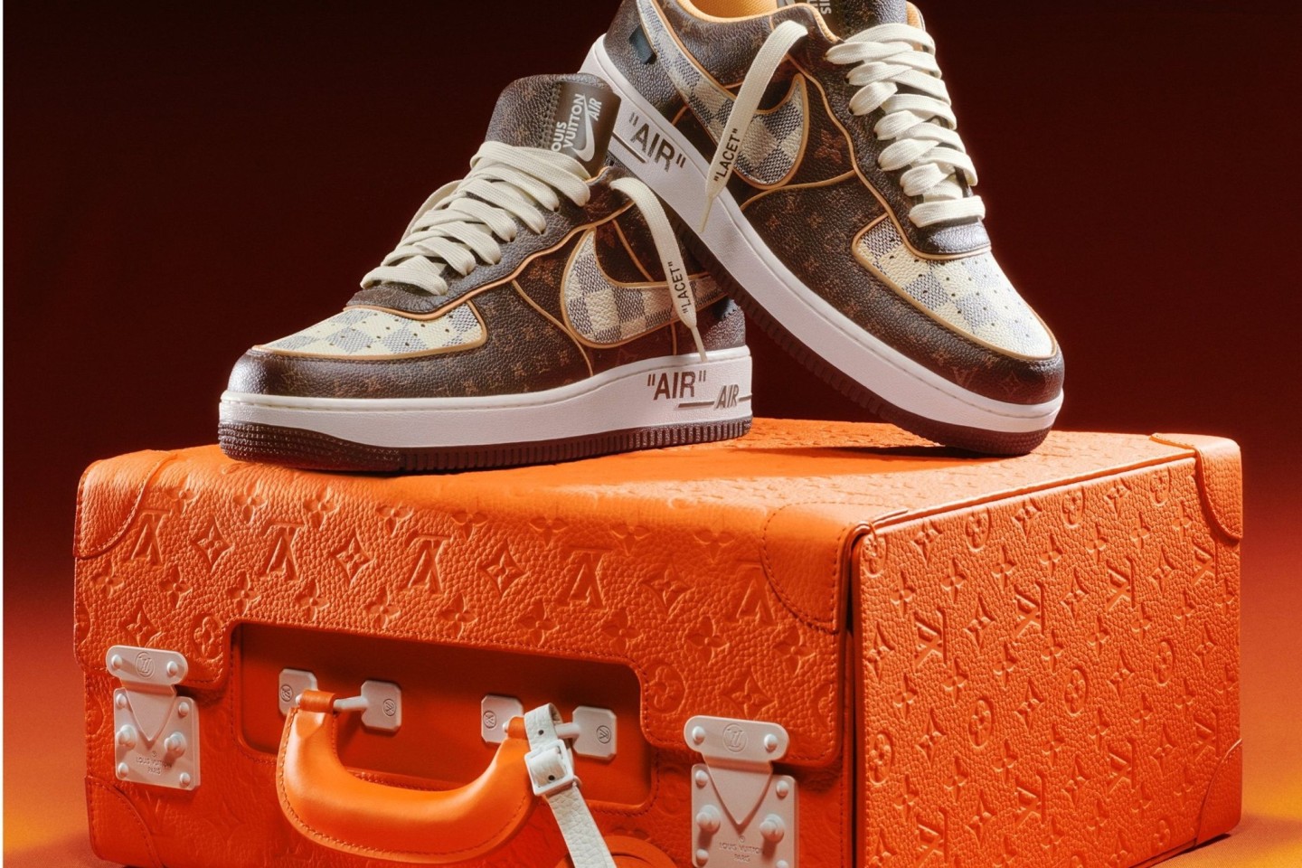 Modedesigner Virgil Abloh entwarf dieses Paar Sneakers mit einem dazugehörigen Pilotenkoffer.