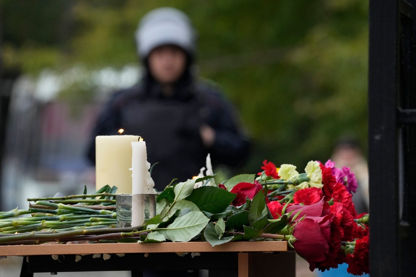 Kerzen und Blumen stehen auf einem Tisch nach einer Schießerei in der Staatlichen Universität Perm, etwa 1.100 Kilometer östlich von Moskau.