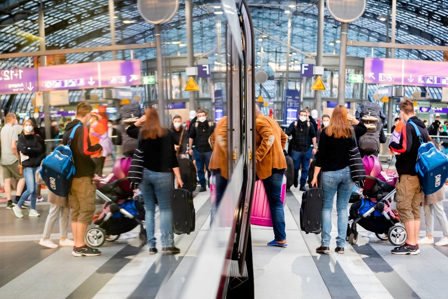 Fahrgäste steigen nach dem Streik am Berliner Hauptbahnhof in einen ICE ein.