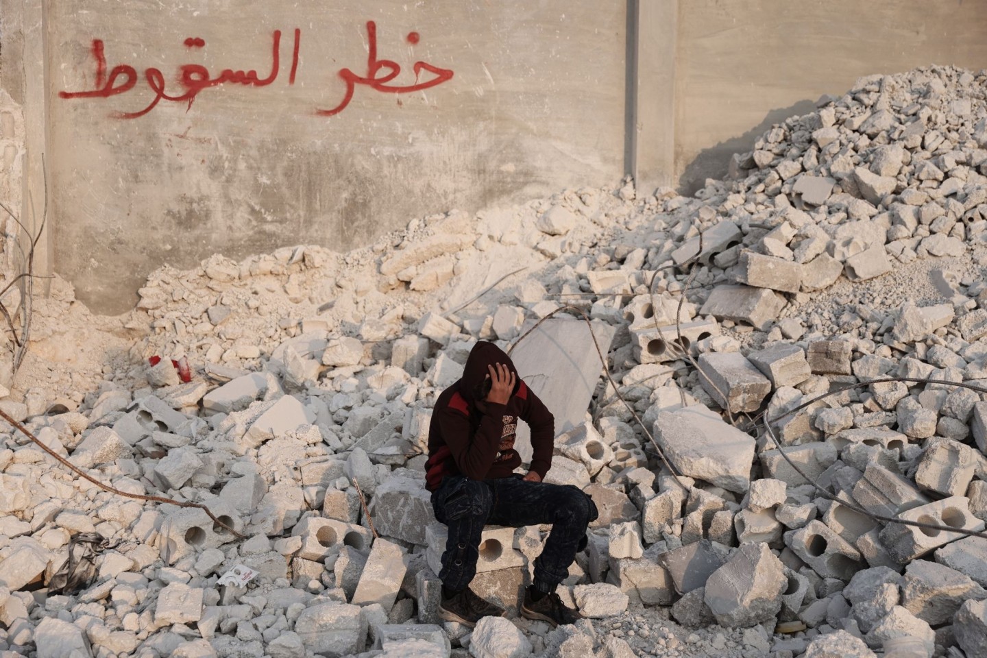 Der 15-jährige Muhammad Al-Mula sitzt in der Nähe seines zerstörten Hauses: Die Menschen in Syrien bekommen nach dem Erdbeben Hilfe von der EU.