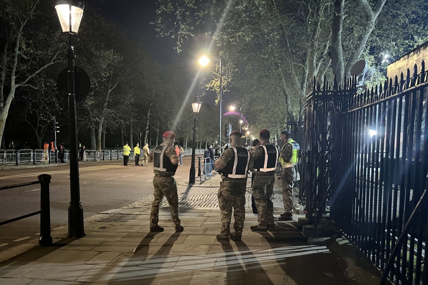 Nach der Festnahme des Mannes: Polizisten vor dem Buckingham-Palast in London.